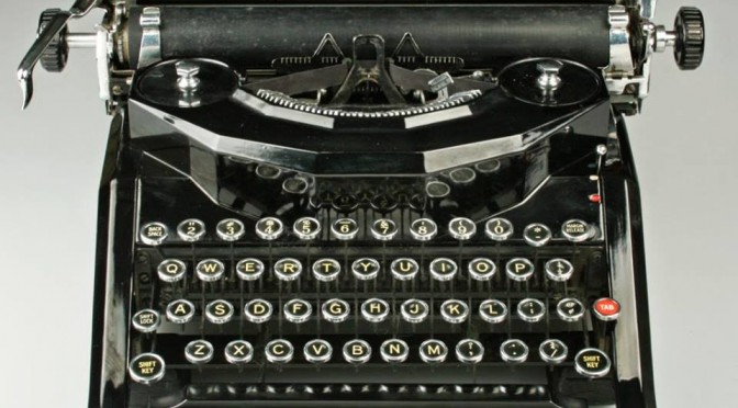 saliendo con una maquina de escribir real