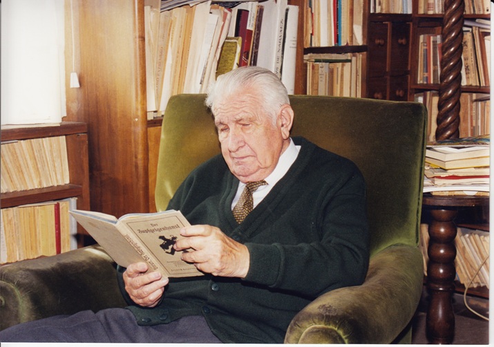 Manuel Muñoz Cortés leyendo un libro en alemán en el despacho de su casa. Foto: Luis Urbina.