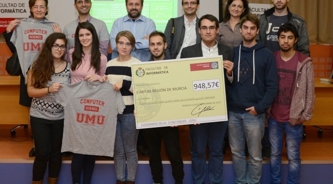 Los esudiantes de Informática recaudan dinero para Cáritas con venta de camisetas solidarias