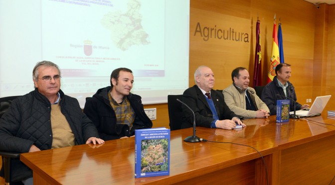 Publican un libro que identifica todos los árboles y arbustos autóctonos de la Región de Murcia