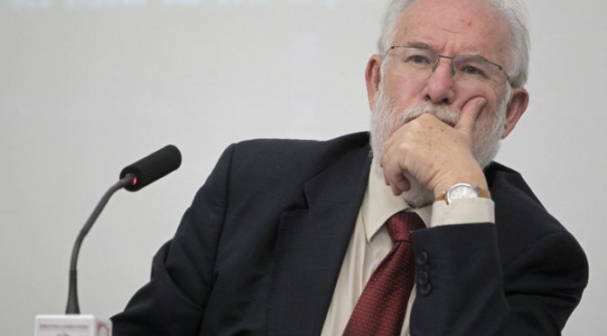 El economista Carlos Berzosa en el homenaje a José Luis Sampedro: “Una vez que se pierden los derechos, o se produce una lucha social para reivindicarlos, o no vuelven”