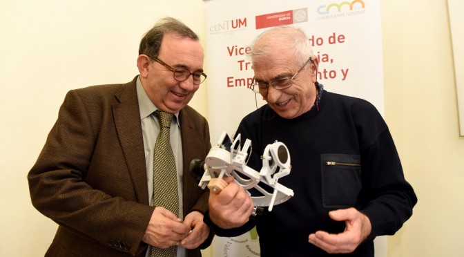 La Cátedra de Historia y Patrimonio Naval de la UMU entrega un sextante náutico al modelista Félix Moreno