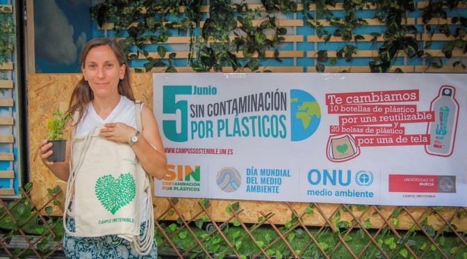 La campaña ‘Sin Contaminación Por Plásticos’ logra reunir cerca de 6000 botellas y 9000 bolsas desechables en la UMU