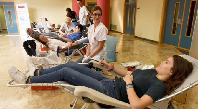 Doscientos estudiantes de la UMU acuden a donar su sangre para contribuir al reto del Día de las Universidades Saludables