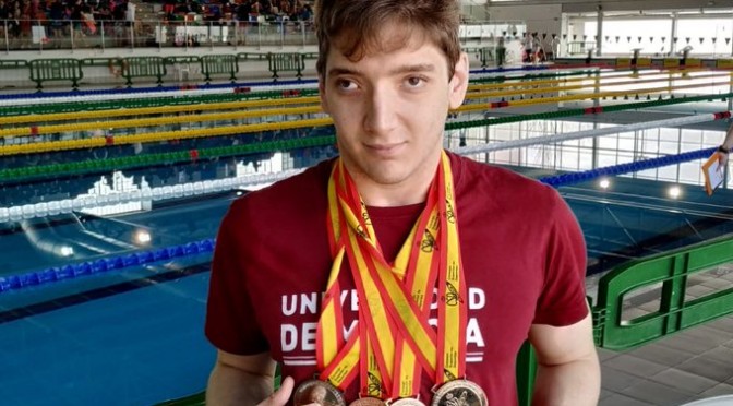 Eduardo Sánchez, alumno de Filología Clásica de la UMU, gana cuatro medallas en el campeonato universitario de natación