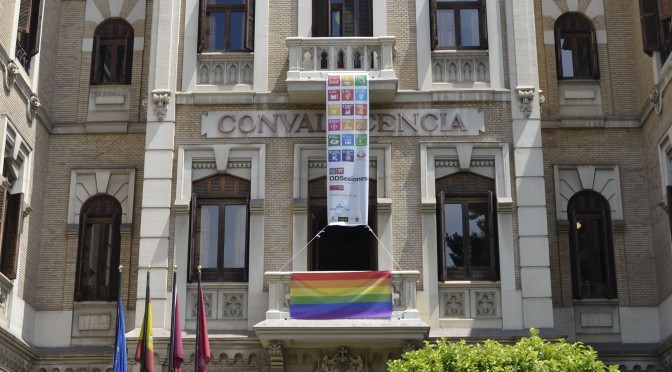 La bandera del Arco Iris luce desde  primeras horas de esta tarde en el Rectorado de la Universidad de Murcia, como muestra de apoyo de este centro  al colectivo LGBTI.