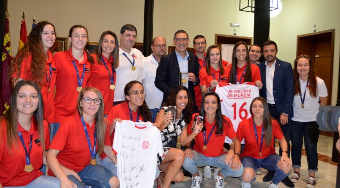 Acto de reconocimiento al equipo de fútbol sala femenino de la UMU por su triunfo en el Campeonato Europeo Universitario