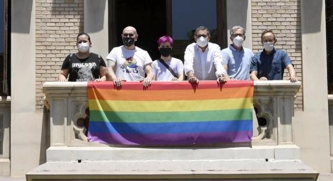 La Universidad de Murcia cuelga la bandera LGTBI en el edificio de la Convalecencia