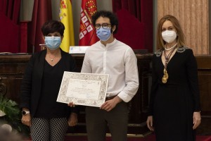 La decana de Medicina, Carmen Robles, y María Trinidad Herrero entregan el diploma al alumno con el mejor expediente, Nicolás Rodríguez