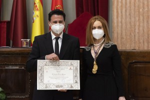 Esteban Orenes recibe el premio de manos de la presidenta de la Academia, María Trinidad Herrero