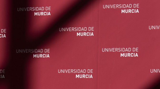 Lidia García, autora de ‘Ay, campaneras’, y el grupo de voluntarios del programa ‘UMU Acompaña’ reciben los premios Estudiante del Año 2021