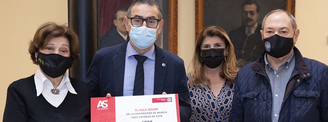 El Aula Sénior de la UMU entrega 4.700 euros a Cruz Roja para los damnificados por el volcán de La Palma