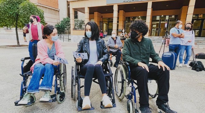 Estudiantes de la UMU se ponen en la piel de personas con discapacidad en una gymkhana que evalúa la accesibilidad de la información pública