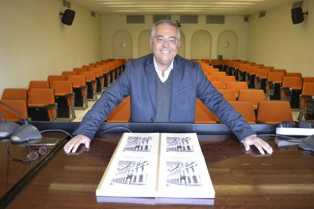 Pascual Vera posa con ejemplares de su libro en el Rectorado de la UMU_opt