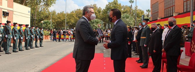 El catedrático Antonio Juan García Fernández recibe la Orden del Mérito de la Guardia Civil