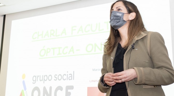 La Fundación ONCE explica sus servicios al alumnado de Óptica y Optometría