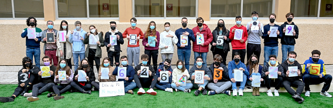 Los alumnos de Física de la UMU celebran el Día de Pi con un “numeroso” posado