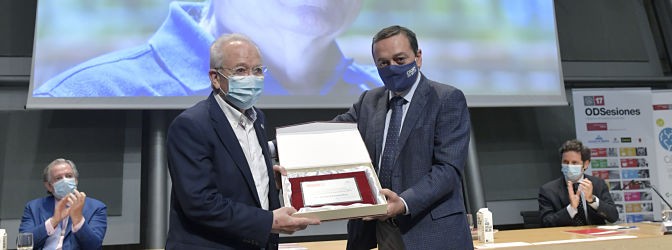 Tomás Zamora recibe el galardón de manos de José María Albarracín en la III #NocheRSC de la Universidad de Murcia_ (1) (2)_opt