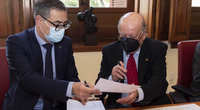 El profesor emérito Juan Antonio Ruipérez dona obras literarias de su biblioteca personal a la Universidad de Murcia