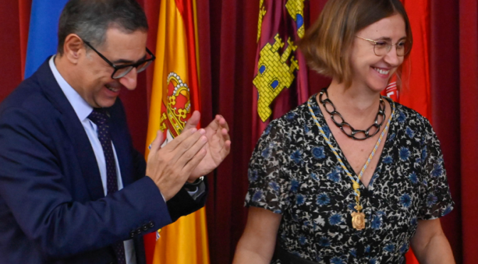 Francisca Pérez toma posesión como decana de la facultad de Filosofía de la Universidad de Murcia
