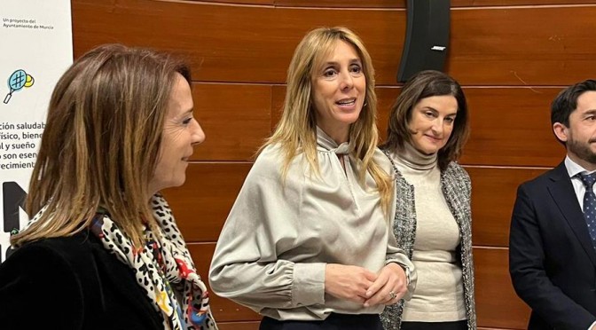Yolanda Martínez, docente de Odontología, participa en el plan de salud dental del Ayuntamiento de Murcia