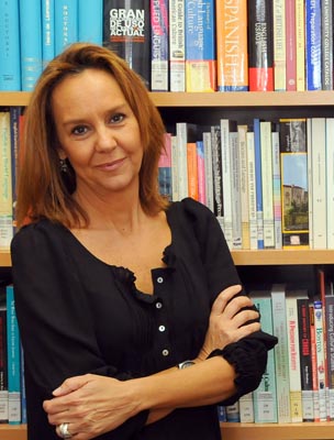 María Dueñas en su despacho de la Facultad de Letras.