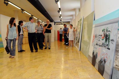 El jurado del Premio de Pintura de la Universidad de Murcia contempla las obras presentadas al concurso.