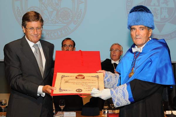 Agustín Miñana recibiendo el premio José Loustau al Espíritu Universitario y los valores humanos
