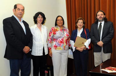 La vencedora del premio Dionisia García (centro), en el acto de entrega del premio.