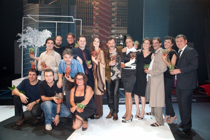 Diana de Paco (4ª por la derecha) junto al equipo de la obra el día del estreno.