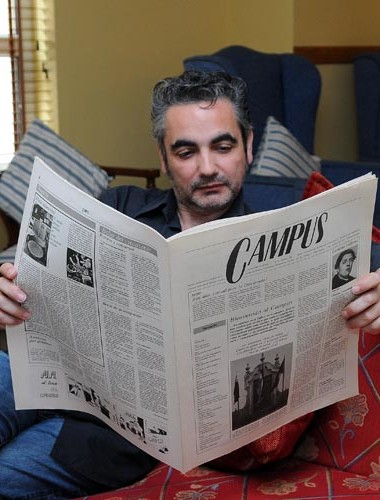 Juan Alvarez hojea un ejemplar del número 0 de Campus, con la primera tira de MM, el loco del claustro