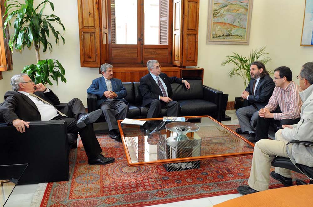 Un momento del encuentro del Rector Cobacho (izda.) con los representantes de la Real Sociedad Española de Física.