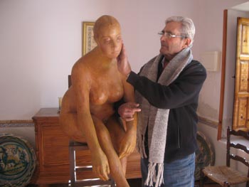 El escultor Antonio Campillo contemplando una de sus esculturas