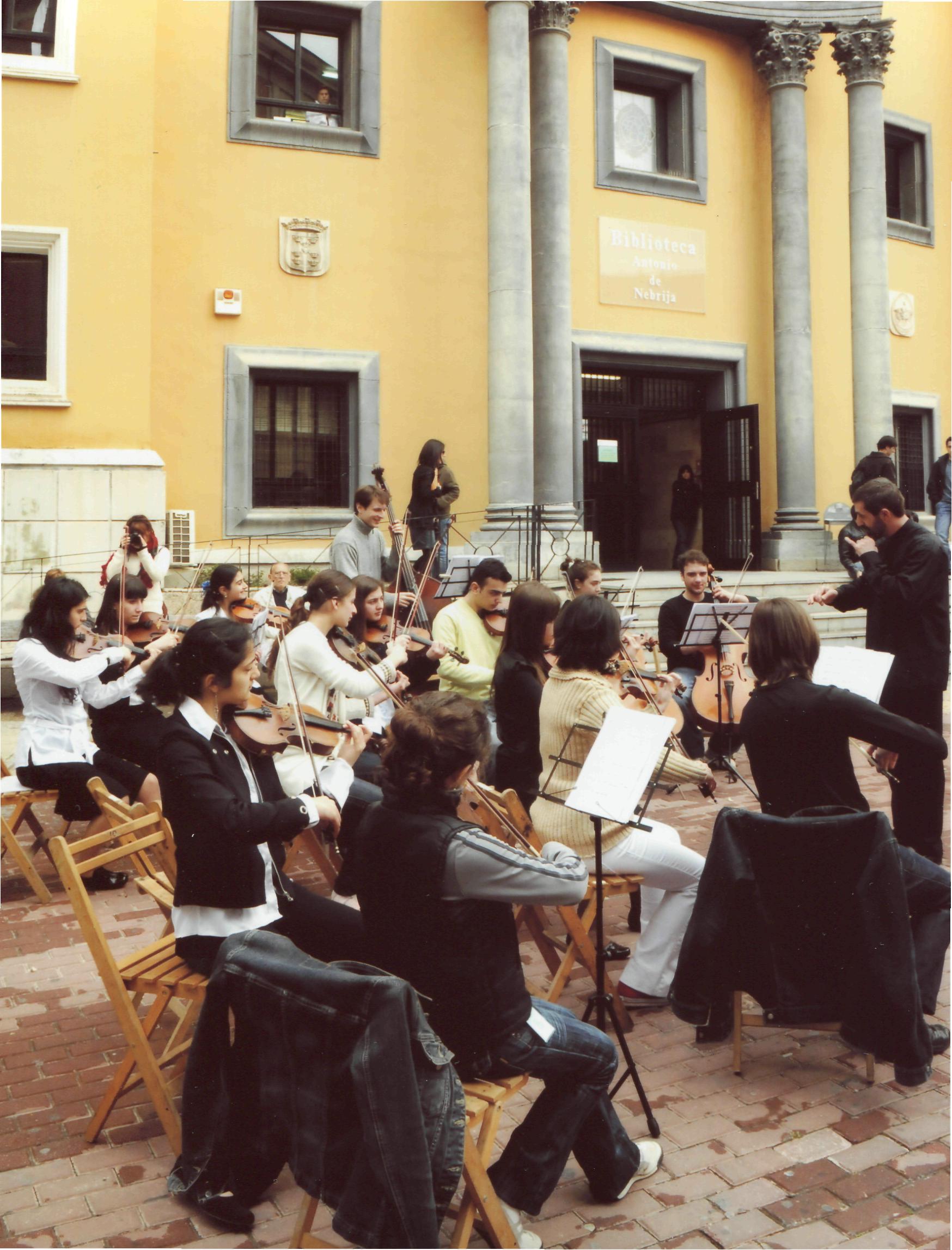 Jóvenes músicos ofreciendo un concierto en la Universidad de Murcia