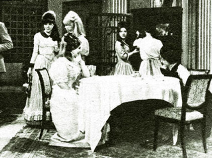 Imagen de la representación de 'Orgullo y prejuicio', adaptada por González Vergel para TVE en 1966, una década después de dejar el Aula de Teatro de la Universidad de Murcia.