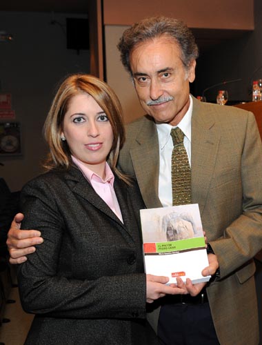 El pintor Pedro Cano junto a María González Sánchez, autora del libro.