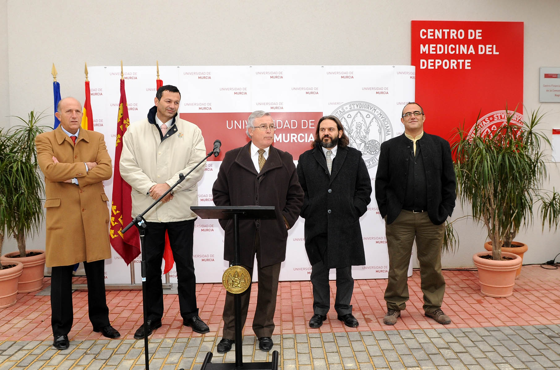 Rector de la Universidad de Murcia junto al resto de autoridades en el discurso inaugural del centro.