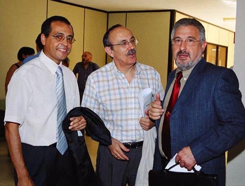 Ángel González (dcha.) con su compañero de facultad el profesor Juan Sáez y con el director de Campus Pascual Vera en un acto académico en la facultad de Educación.