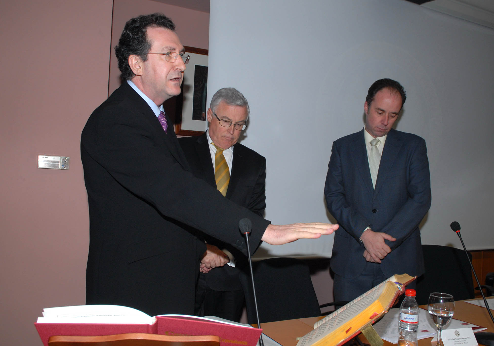 José Mª Jiménez Cano en un momento de la toma de posesión en presencia del rector y del secretario general