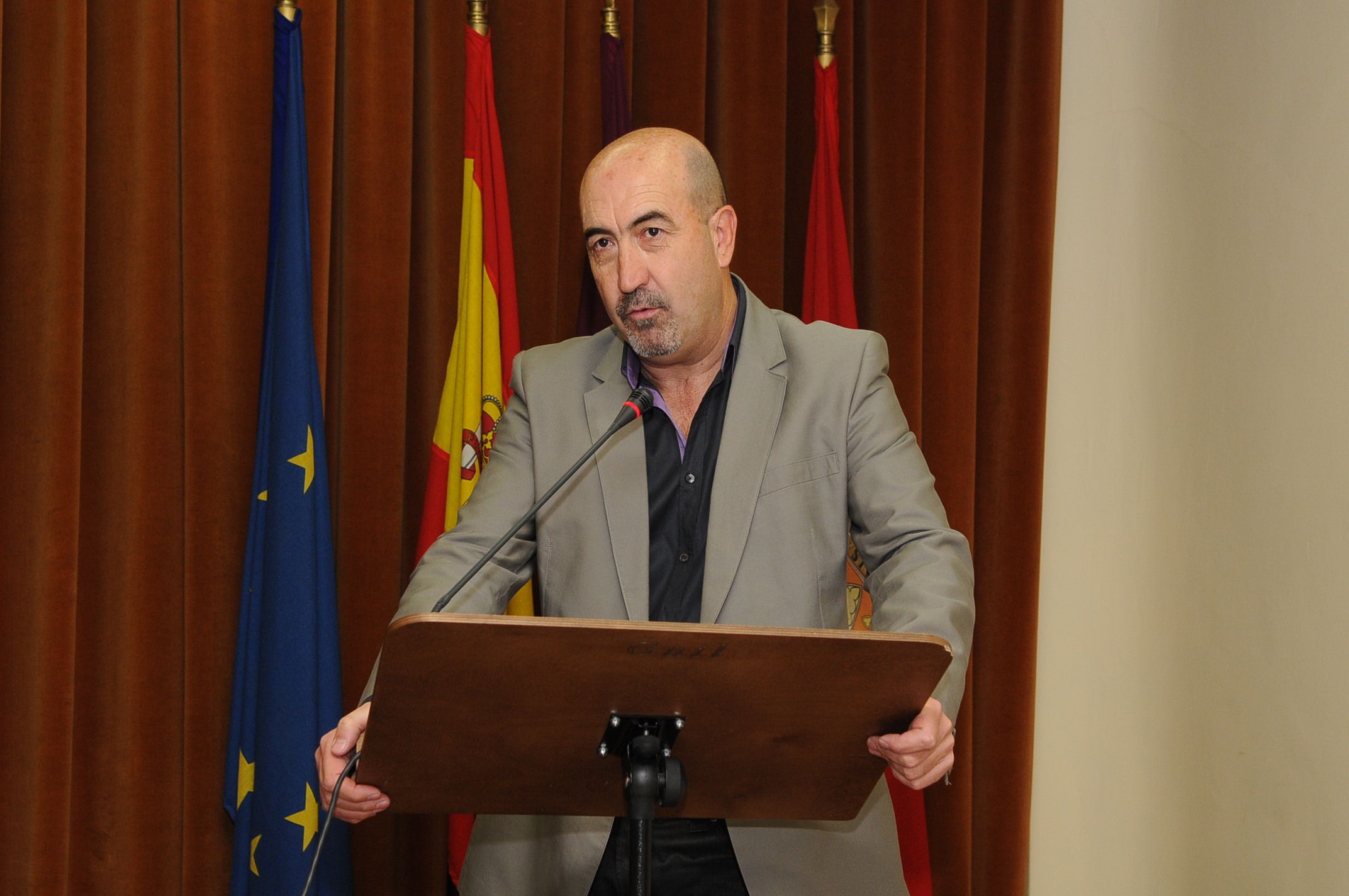El escritor Miguel Sánchez Robles durante la entrega del premio Dionisia García-Universidad de Murcia.