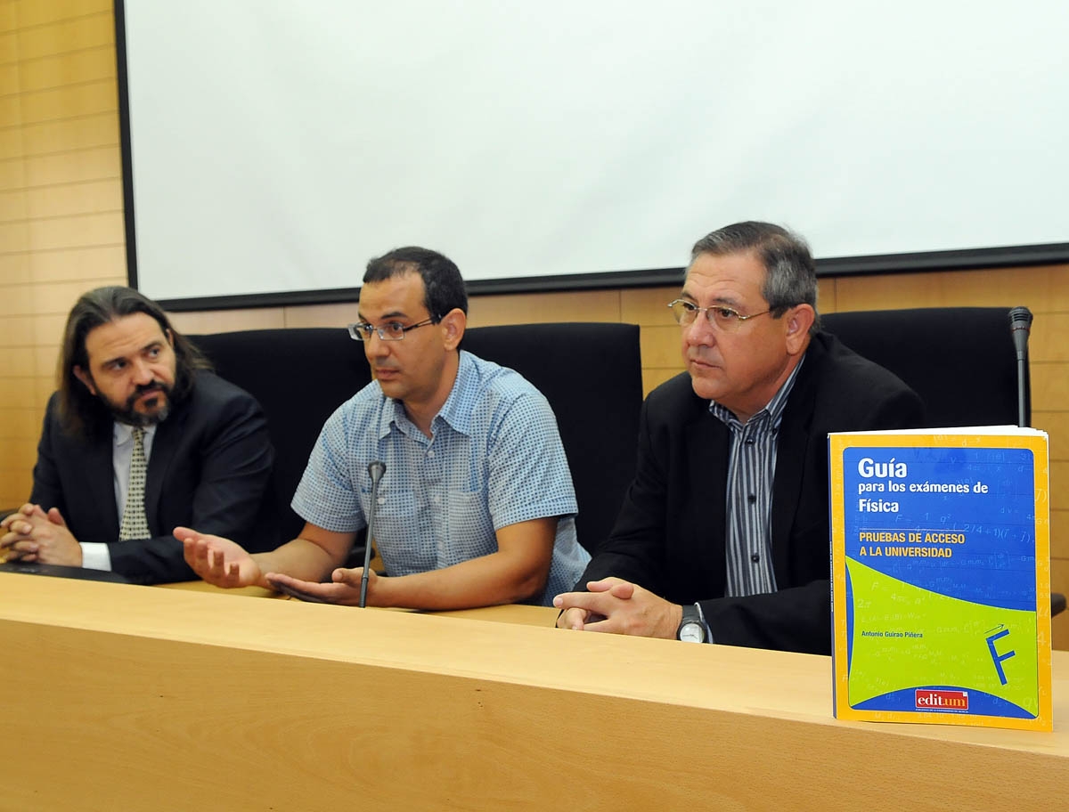 Guillermo Díaz Baños, Antonio Guirao y Juan Martínez, durante el acto de presentación de la guía