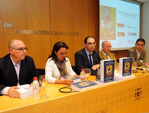 Jaime Vizcaíno (dcha.) durante la presentación del libro