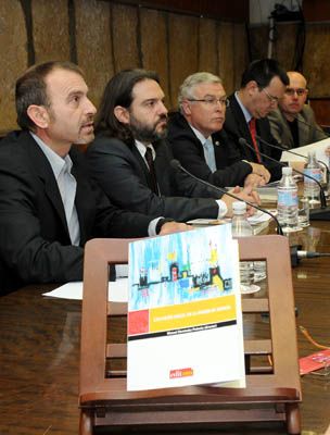 El profesor Hernández Pedreño (en primer plano) durante la presentación del estudio a la prensa.