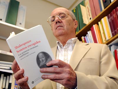 El profesor Pujante, con el libro “Shakespeare. Sonetos escogidos. Las primeras versiones castellanas”.