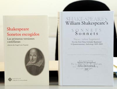Los dos nuevos libros que reproducen las traducciones de los sonetos de Shakespeare.
